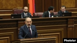 Премьер-министр Никол Пашинян в парламенте (архив)