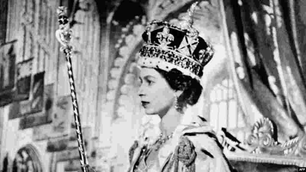 Елизавета II 1953-жылы 27 жашында таажы кийген күн. Атасы каза болгондон кийин ал Африкадагы сапарынан кайтып келген. Үйүнө ал мурдагыдай ханбийке эмес, монарх статусунда кайткан. 