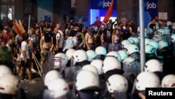 Demonstranti ispred kordona policije nakon studentskog protesta u Beogradu, 28.6.2025.