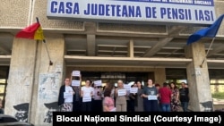 Angajați de la mai multe Case de Pensii din țară au protestat luni față de reducerea sporurilor de condiții vătămătoare.
