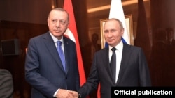 Президенты России и Турции - Владимир Путин (справа) и Реджеп Тайип Эрдоган