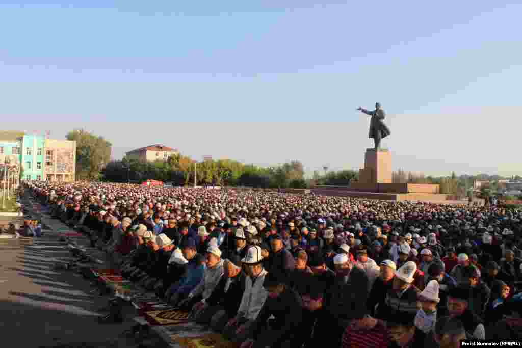 Ош шаарынын борбордук аянтында окулган Курман айт намазына 15 миңдин тегерегинде адам келди. Айрымдар чогулгандардын саны 20 миңден ашканын маалымдашты.