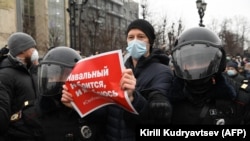Оппозициялык саясатчы Алексей Навальныйды коргогон акциянын катышуучусу.