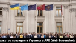 Kyivde Ukrayina Tış işler nazirliginiñ binası ögünde qırımtatar bayrağı, 2025 senesi iyünniñ 26-sı