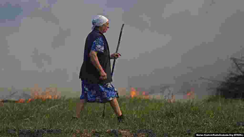 У город мешканки села Галини прийшов вогонь. Вона із граблями самотужки намагалася боротися із пожежею. Каже, що найбільше цього боїться, хоч її син – пожежник 