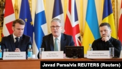 Зліва направо: президент Франції Емманюель Макрон, прем’єр-міністр Великої Британії Кір Стармер і президент України Володимир Зеленський під час саміту європейських лідерів щодо європейської безпеки та України. Лондон, 2 березня 2025 року 
