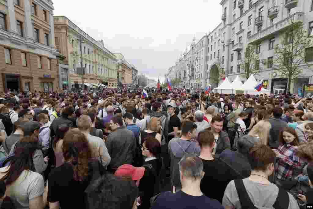 Участники митинга против коррупции собираются на Тверской улице в Москве. Накануне Алексей Навальный отказался от проведения митинга на проспекте Сахарова и призвал сторонников выйти на Тверскую, где были запланированы "народные гулянья" с реконструкторами. Самого Навального 12 июня задержали на выходе из квартиры, когда он выходил на акцию протеста. Позже в тот же день суд арестовал его на 30 суток по обвинению в повторном нарушении правил проведения митинга. 