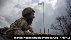 Український військовослужбовець на передовій недалеко від Авдіївки. Березень 2016 року