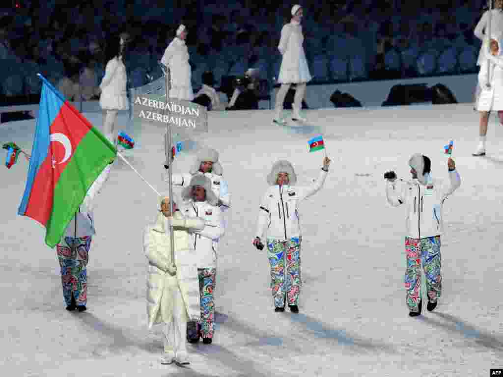Azərbaycan: ən iri məbləğdə mükafat vəd edən ölkələrdəndir, amma Milli Olimpiya Komitəsi medallara o qədər də ümidli deyil. Amma hər ehtimala qarşı, Azərbaycana medal gətirənləri bu mükafatlar gözləyir: Qızıl medal - 510 000 ABŞ dolları. Gümüş medal - 255 000 ABŞ dolları. Bürünc medal - 130 000 ABŞ dolları. 