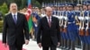 Президент Азербайджана Ильхам Алиев (слева) со своим румынским коллегой Траяном Басеску, Баку, 18 апреля 2011 г. 
