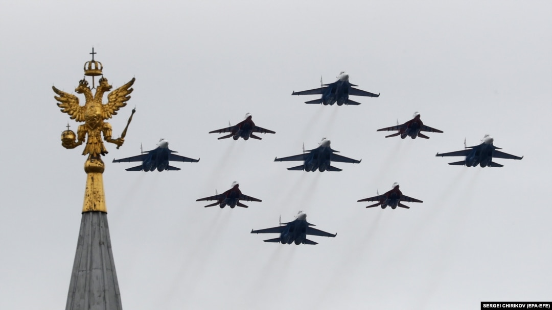 Ruski borbeni avioni tokom vazdušne parade povodom Dana pobede nad Crvenim trgom u Moskvi, Rusija, 9. maja 2020.