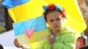 Дівчинка зі своїм малюнком на масовій акції у столиці України, яку проводили в час активних бойових на Донбасі. Київ, 4 жовтня 2014 року