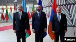 Трехсторонняя встреча главы Европейского совета Шарля Мишеля (в центре), премьер-министра Армении Никола Пашиняна (справа) и президента Азербайджана Ильхама Алиева в Брюсселе, 14 мая 2023 г․