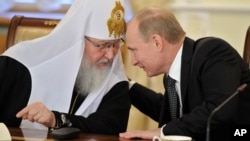 Президент Росії Володимир Путін (праворуч) і Московський патріарх Кирило (архівне фото) 