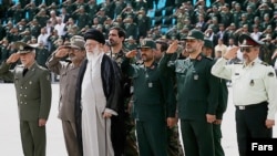 آیت الله علی خامنه ای، رهبر جمهوری اسلامی ، همراه با فرماندهان ارشد نظامی ایران