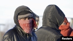 Андижонлик Паҳлавон Ҳудойбердиев иддаосича, ўз ҳамқишлоғи уни Олмаота вилоят Жаркент туманига олиб борган, паспортларини олиб қўйиб, қозоғистонлик шериклари қўлига топширган.