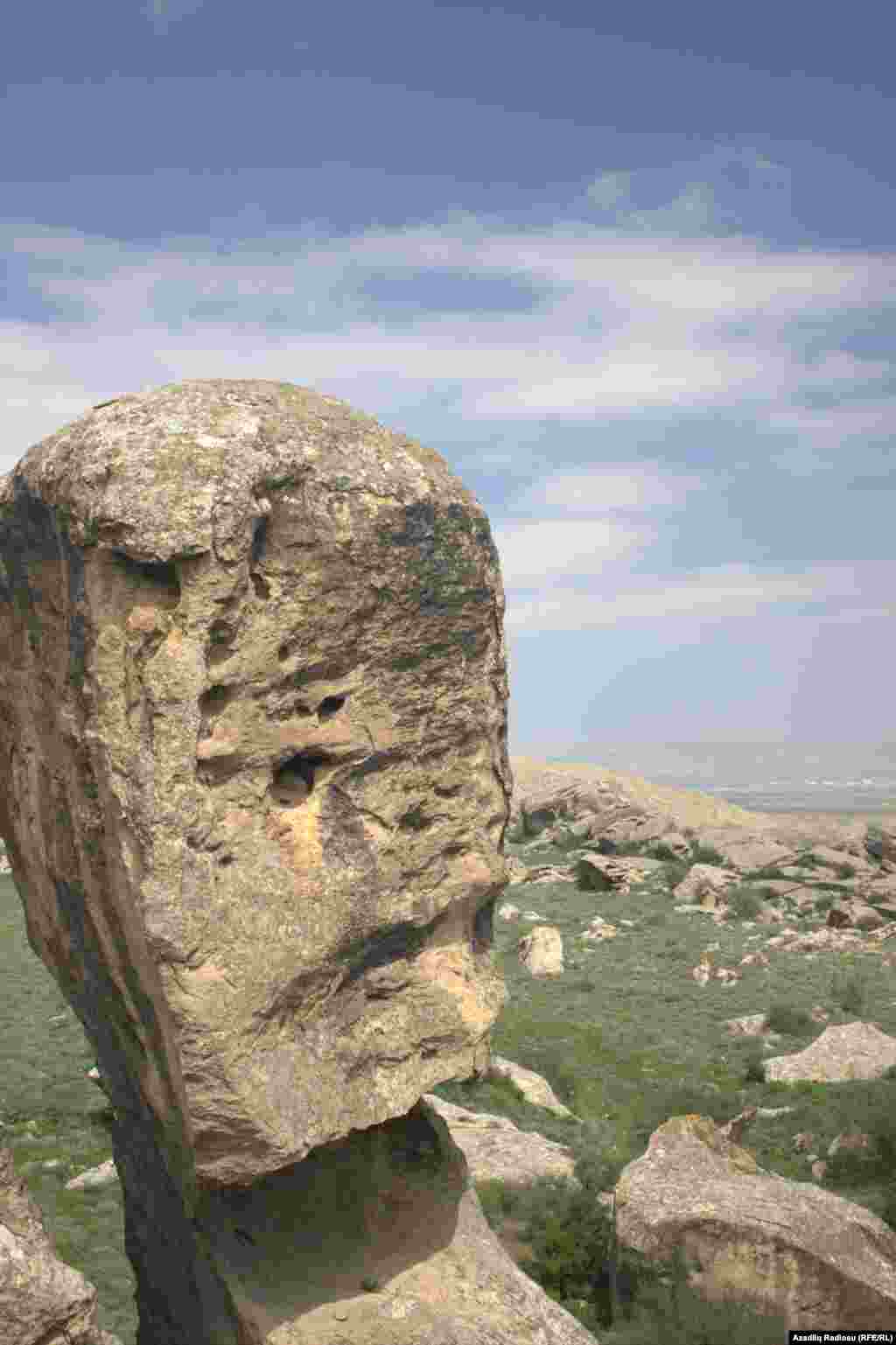 Burada çoxsaylı qayaüstü təsvirlər, qayaların altında yerləşən qədim insan məskənləri və kurqan qəbrlərinə rast gəlmək olar