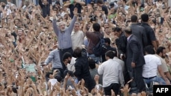 میر حسین موسوی در یکی از راهپیمایی های اعتراضی پس از انتخابات در تهران 