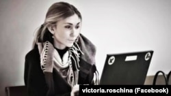 Раніше 29 квітня міжнародний проєкт Viktoriia Project оприлюднив розслідування щодо смерті Вікторії Рощиної, яка співпрацювала з багатьма виданнями, в тому числі і з Радіо Свобода