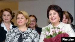 Հայաստանի առաջին տիկին Ռիտա Սարգսյանը եւ նախկին առաջին տիկին Բելլա Քոչարյանը