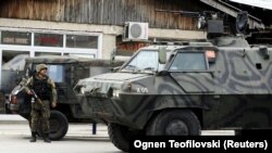 Спецпідрозділи поліції на вулицях міста Куманово, Македонія, 9 травня 2015 року