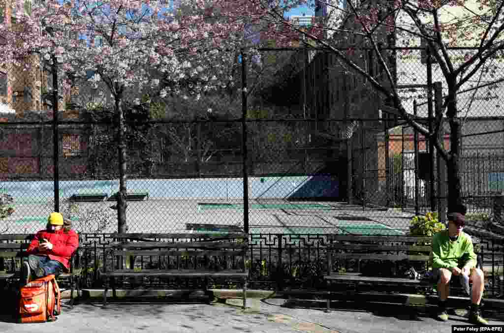 «Социальное дистанцирование» на практике в Hell's Kitchen Park в Нью-Йорке. 24 марта 2020 года.