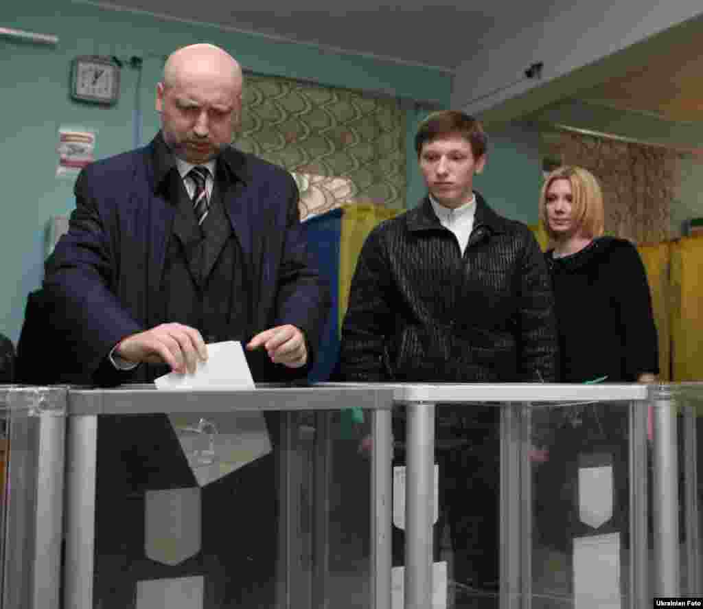 Керівник виборчого штабу Об'єднаної опозиції Олександр Турчинов разом з родиною проголосував на одній з виборчих дільниць Києва