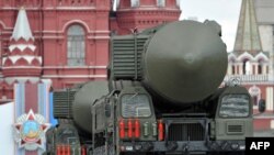 Москвадагы параддан Топол-М аскер техникасы өтүүдө, 2011-жылдын 9-майы.