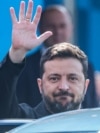 Володимир Зеленський прощається, завершуючи своє перебування на саміті НАТО в Гаазі. Нідерланди, 25 липня 2025 року
