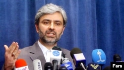 حسینی می گوید: آنچه وزارت امور خارجه کانادا تاکنون عمل کرده مطابق با رويه معمول تبادل سفرا با اراده متقابل و مشترک نبوده است.