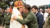 Тодішній ватажок угруповання «ДНР» Олександр Захарченко (в центрі), за спиною у нього один із керівників цього ж угруповання Денис Пушилін. Савур-могила, Донецька область, 8 травня 2015 року