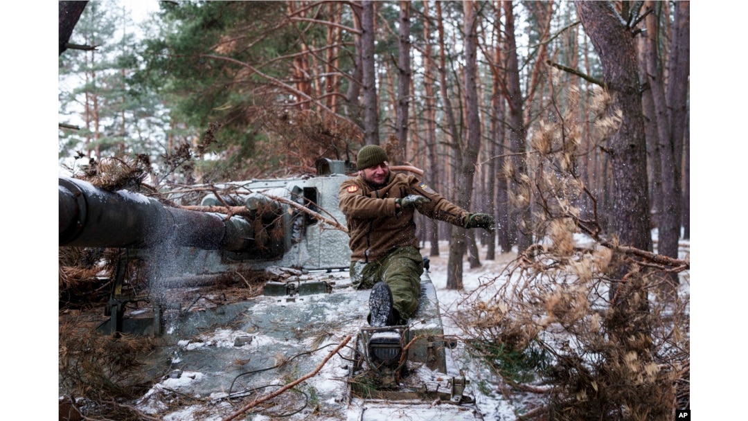 Invalid iz ukrajinske 127. brigade koji je izgubio nogu u borbi 2015. godine skida kamuflažu sa samohodne haubice 10. februara.