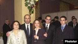 Քոչարյանների ընտանիքը (աջից առաջինը՝ Լեւոն Քոչարյանը ) 