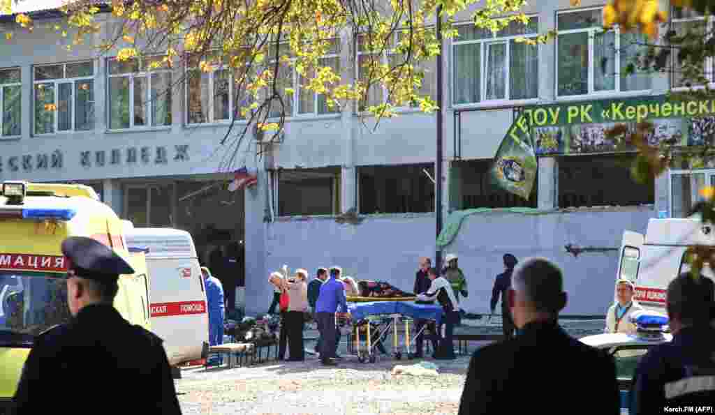 Qurtarıcılar kollecdeki patlav qurbanını ketire
