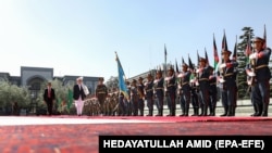 Ооганстандын президенти Ашраф Гани Орозо айттын айттын урманы тизилген ардактуу караулдун жанында басып баратат. 13-май, 2021-жыл