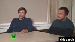 Скрипальләрне агулауда шикләнелүче Руслан Боширов (с) һәм Александр Петров (у)
