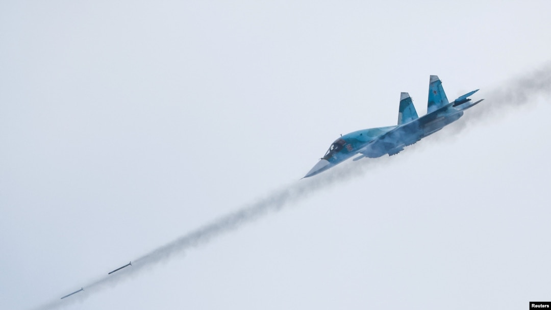 Ruski bombarder Suhoj Su-34 ispaljuje projektile tokom takmičenja izvan Rjazanja u Rusiji.