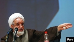 مهدی کروبی راه خروج از بحران سياسى پس از انتخابات دهم رياست جمهورى در ايران را «تمكين به خواست ملت و به رسميت شناختن حقوق آنان» عنوان كرده است.