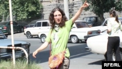 Էրեբունու քննչական բաժանմունք ներկայացող Մարիամ Սուխուդյանը ողջունում է իր աջակիցներին, 19 օգոստոսի, 2009 թ.