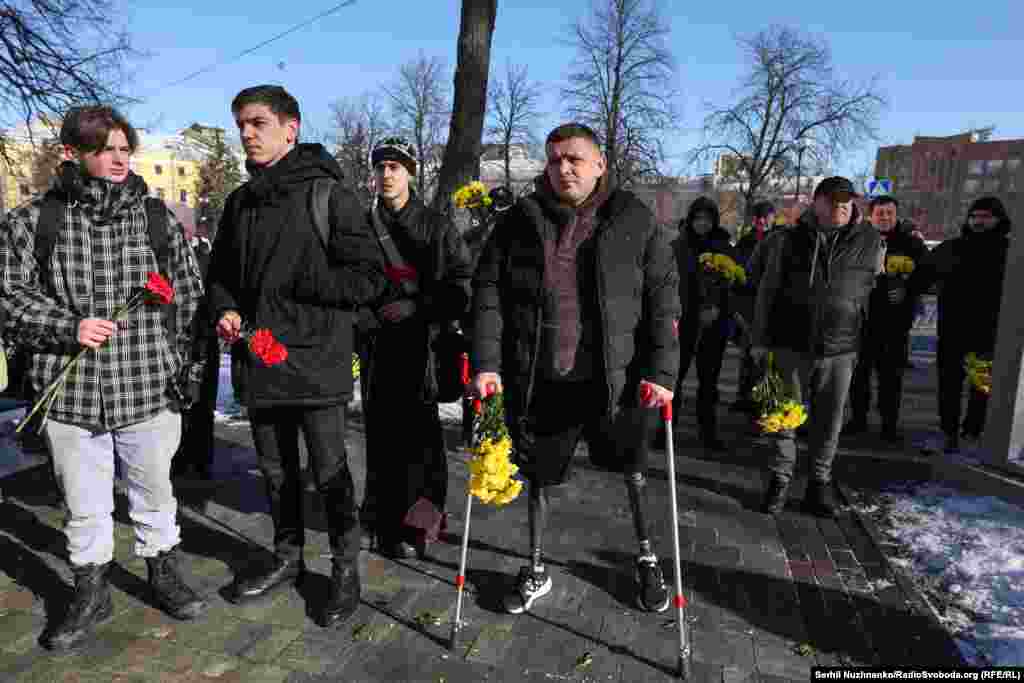 Евромайдонда ҳалок бўлганларни хотирлаш акцияси. Киев, 2025 йил 20 февраль 2013-2014 йиллардаги норозилик намойишлари пайти украиналиклар россияпараст президент Виктор Януковични ағдарган эдилар. Москва бунга жавобан Қрим ярим оролини босиб олади ва Донбассда тартибсизликлар уюштириб, қуролли зиддиятни келтириб чиқаради. 2022 йил 24 февраль куни эса Украинага қарши кенг кўламли тажовузни бошлайди.