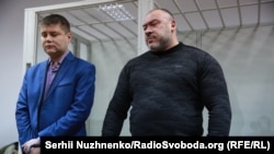 Адвокат і Юрій Крисін під час оголошення вироку, 22 грудня 2017 року
