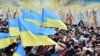 Люди на площі біля Михайлівського Золотоверхого монастиря в Києві, що належить Православній церкві України (архівне фото)