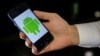 Логотип Android на экране смартфона Huawei. Иллюстративное фото.
