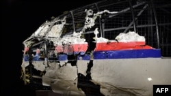 Реконструйована з уламків частина корпусу «Боїнга» рейсу MH17 була представлена у Нідерландах у жовтні 2015 року