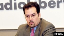 Крістофер Вокер (Christopher Walker) – віце-президент з питань стратегії та аналітики організації Freedom House 