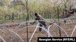 Пропуски в основном носят сезонный характер – на время сельхоз работ. Редко когда в приграничную зону попадают сады или виноградники, требующие круглогодичного ухода, в основном это пашня