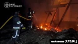 Рятувальники гасять пожежу після одного з попередніх російських ударів по Харківщині, архівне фото