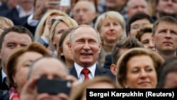 Загалом більшість росіян вважають, що буде краще, якщо Путін залишатиметься президентом якнайдовше