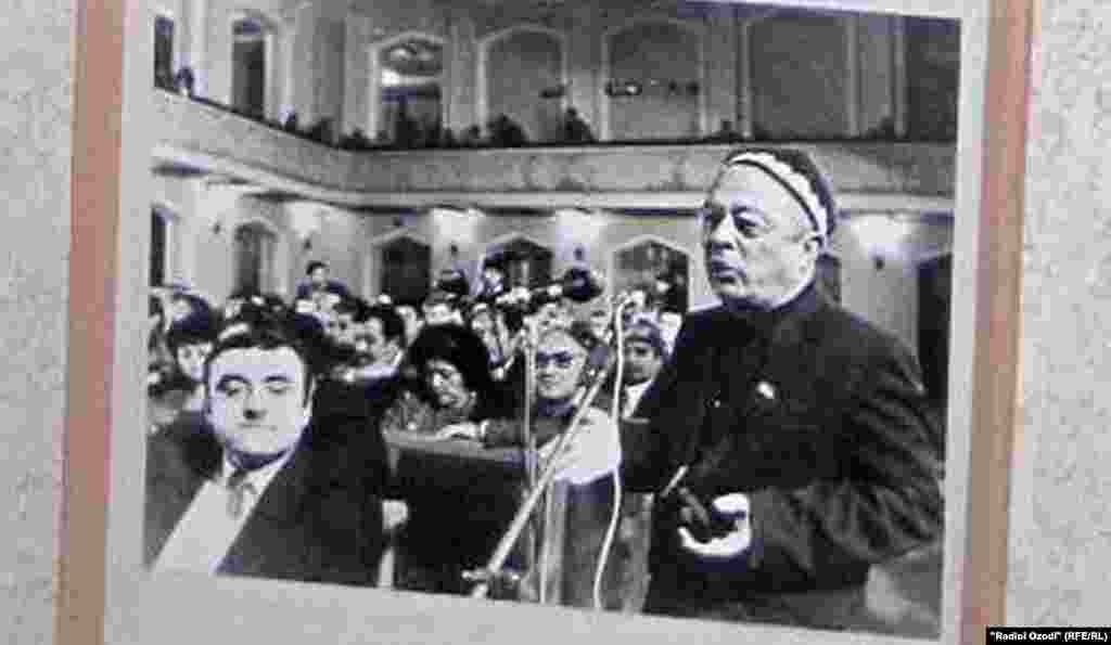 Иҷлосияи 16-уми Шӯрои олӣ дар соли 1992, ки Эмомалӣ Раҳмонро ба қудрат овард