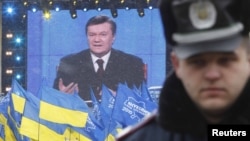 Севастопольця затримали за те, що він зняв з міської новорічної ялинки агітацію Партії регіонів